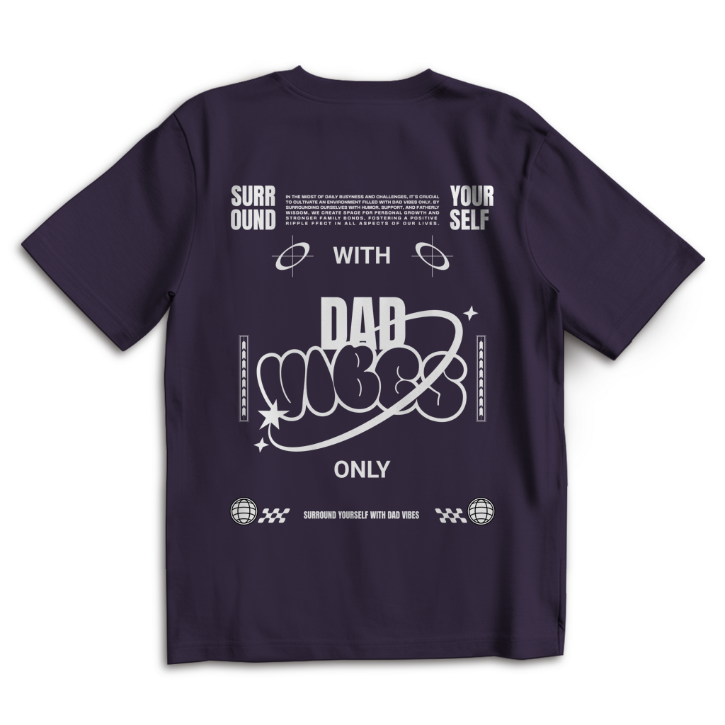 Dad Vibes Only – Purple Night Oversize T-Shirt – Streetwear für Väter – Rückenansicht | Vaterstück