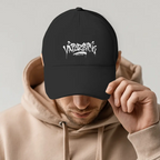 Signature Tag – Black Dad Cap – Streetwear für Väter – Frontansicht | Vaterstück