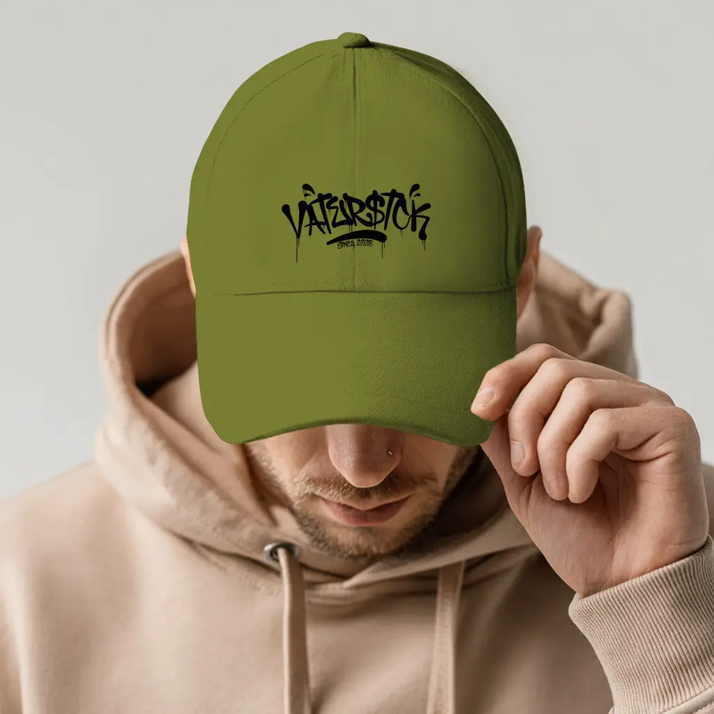 Signature Tag – Olive Green Dad Cap – Streetwear für Väter – Frontansicht | Vaterstück