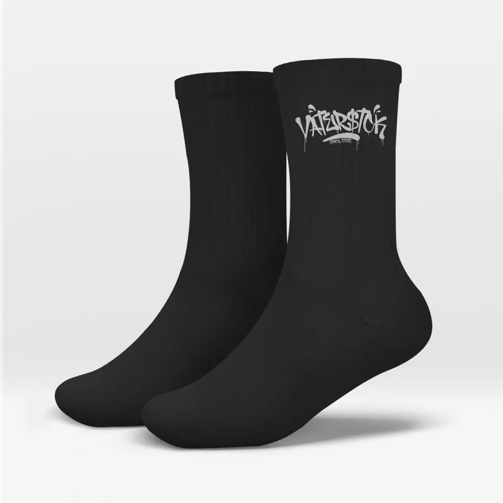 Signature Tag – Black Socken – Streetwear für Väter – Frontansicht | Vaterstück