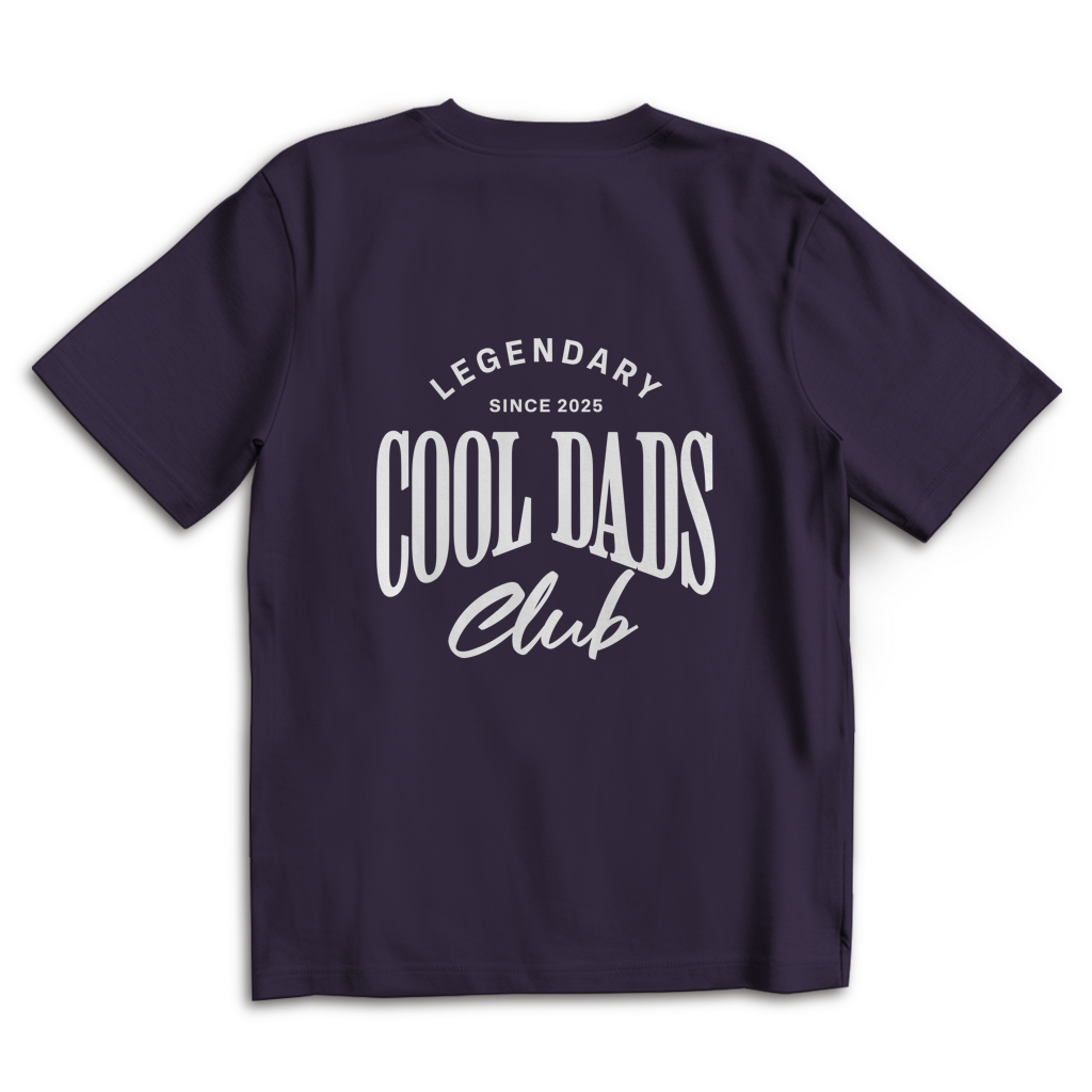 Legendary Cool Dads Club – Purple Night Oversize T-Shirt – Streetwear für Väter – Rückenansicht | Vaterstück
