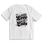 Dads Love Never Ends – White Oversize T-Shirt – Streetwear für Väter – Rückenansicht | Vaterstück