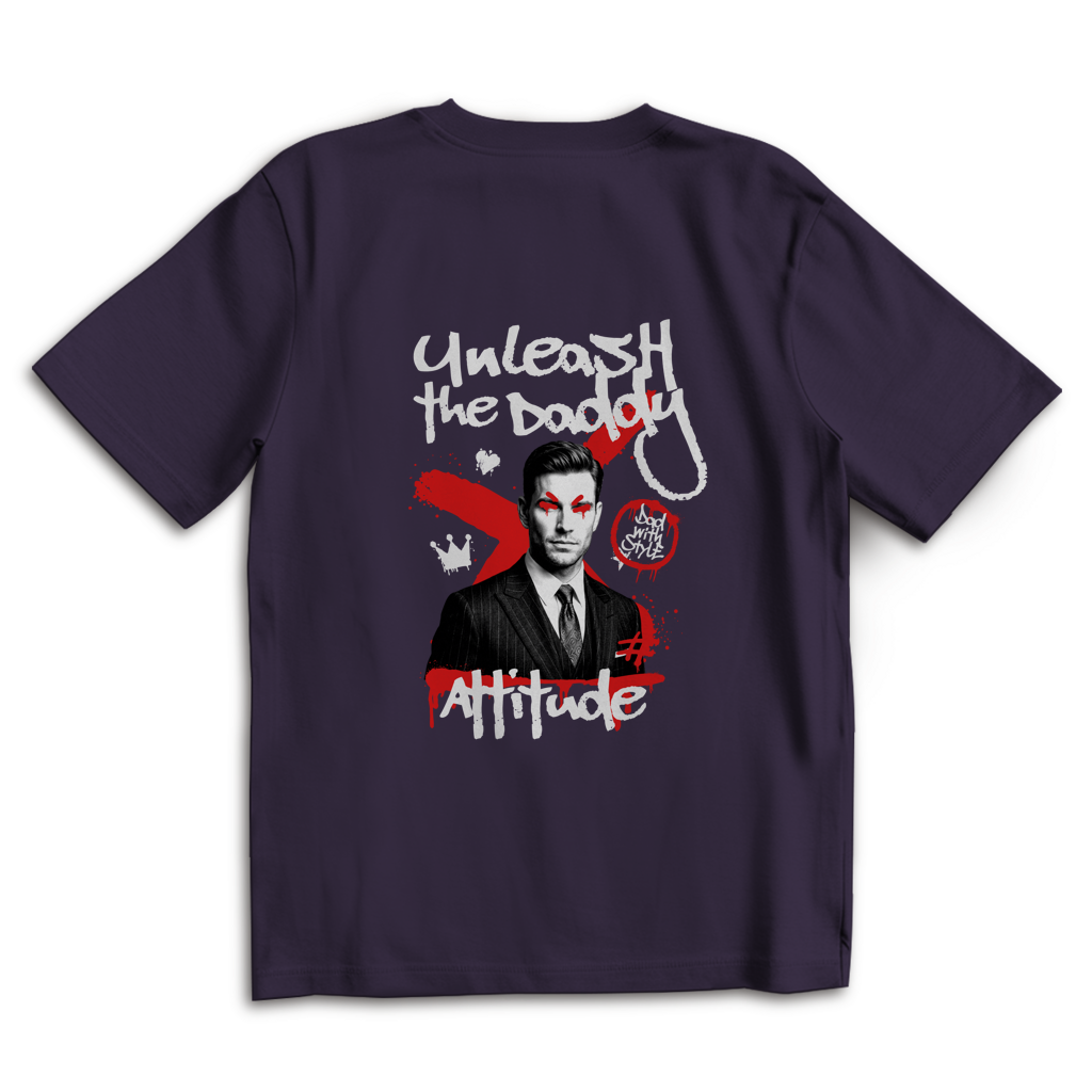 Daddy Attitude – Purple Night Oversize T-Shirt – Streetwear für Väter – Rückenansicht | Vaterstück
