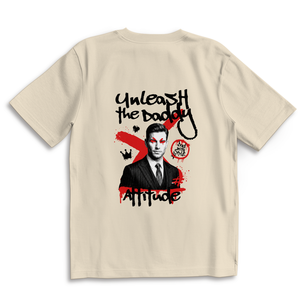 Daddy Attitude – Sand Oversize T-Shirt – Streetwear für Väter – Rückenansicht | Vaterstück