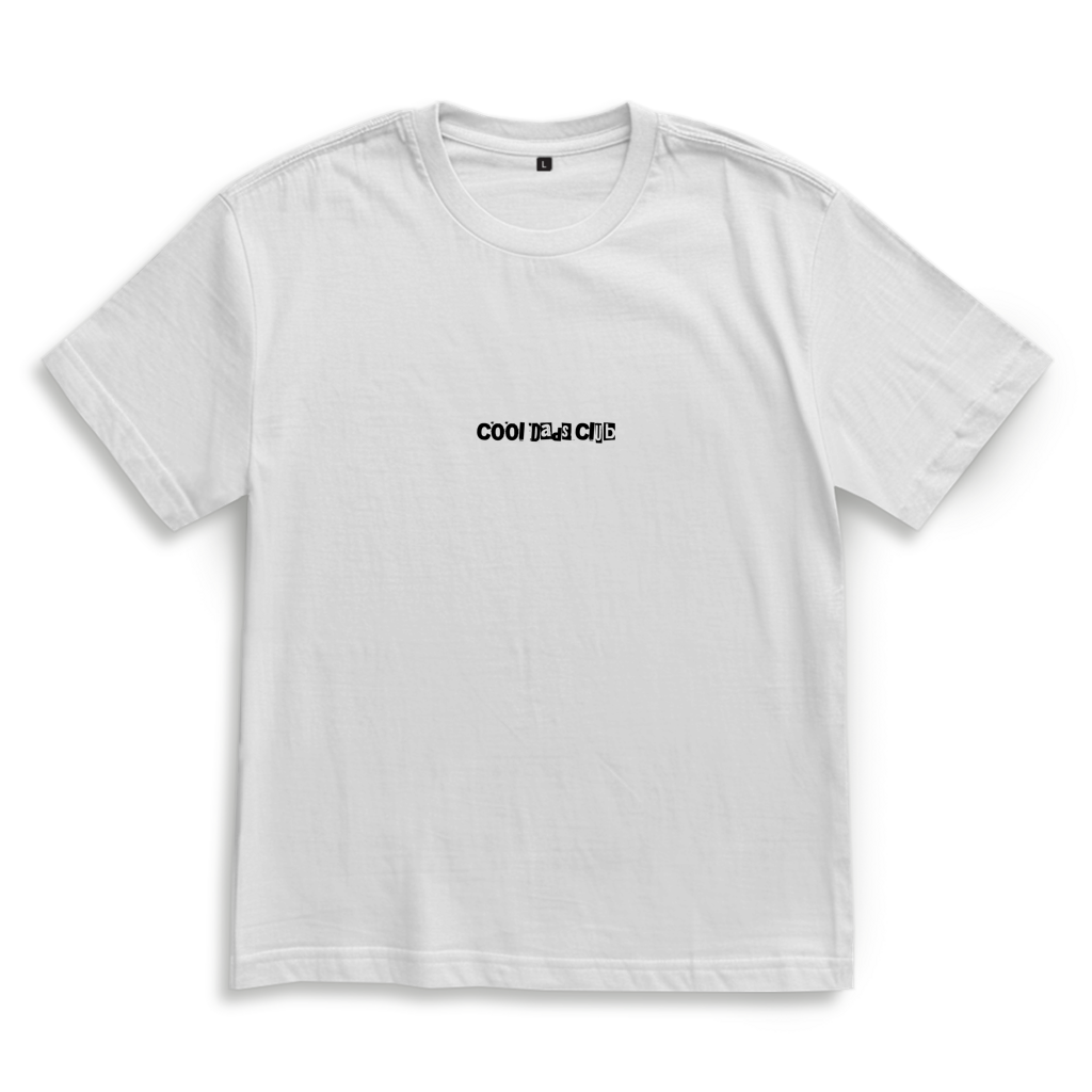 Cool Dads Club Typo1 – White Oversize T-Shirt – Streetwear für Väter – Frontansicht | Vaterstück