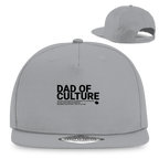 Dad of Culture – Light Grey Snapback Cap – Streetwear für Väter – Frontansicht | Vaterstück