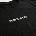 Cool Dads Club Typo1 – Oversize T-Shirt – Streetwear für Väter – Detailansicht | Vaterstück