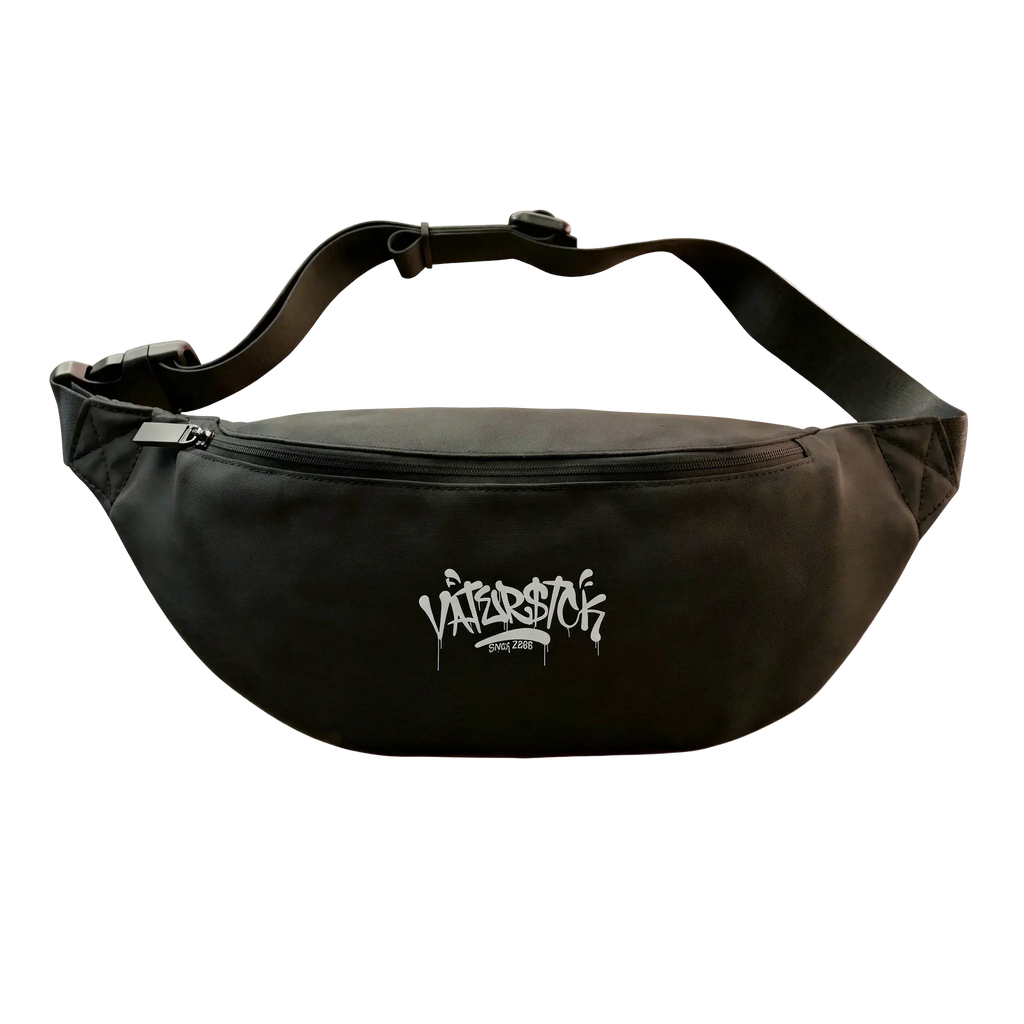 Signature Tag – Bauchtasche – Streetwear für Väter – Detailansicht | Vaterstück