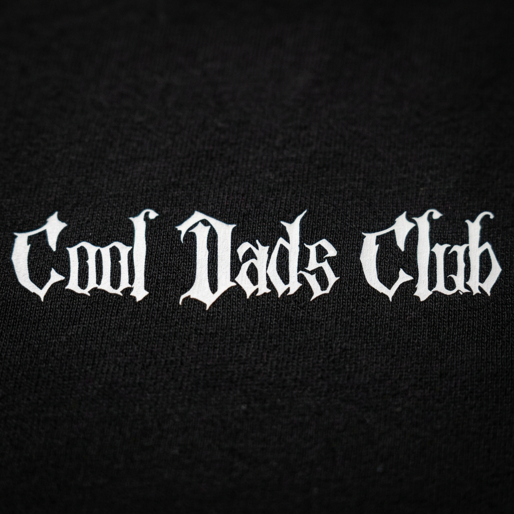 Cool Dads Club Typo3 – Oversize T-Shirt – Streetwear für Väter – Detailansicht | Vaterstück