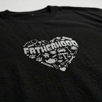 Fatherhood Heart – Oversize T-Shirt – Streetwear für Väter – Detailansicht | Vaterstück
